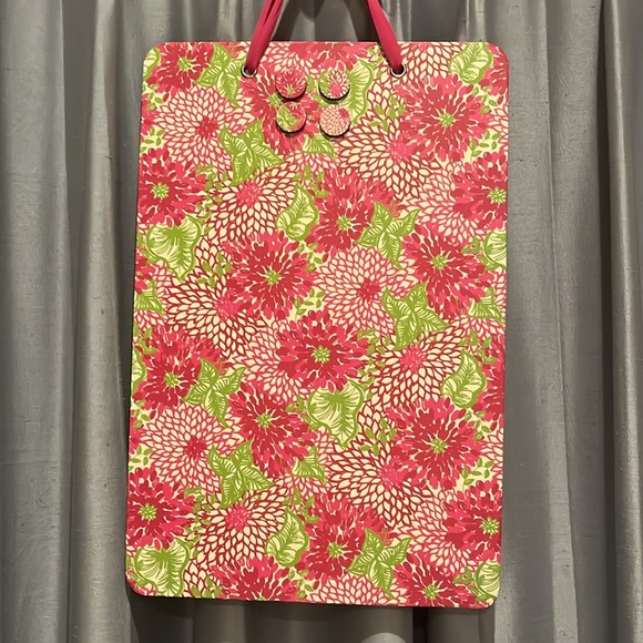 Lilly Pulitzer Magnetic Board with 4 magnets - Picture 7 of 16